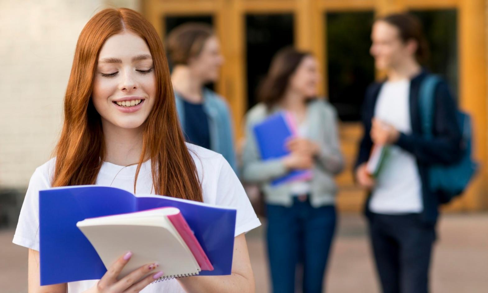 Grupo de profesionales colaborando en sesión de aprendizaje financiero
